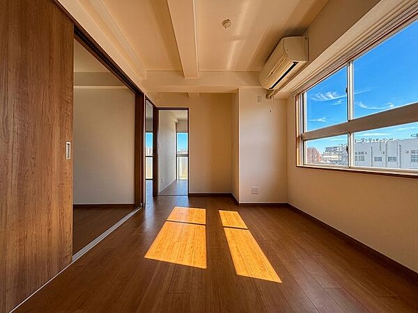 9帖LDKと4.5帖洋室2室が続き間。開放して広々お使いいただけます。