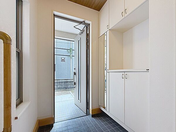 家の顔となる玄関。 収納部分を多く採用し、スッキリとした広さを確保出来ました。ゲストを迎え入れても安心の空間です。