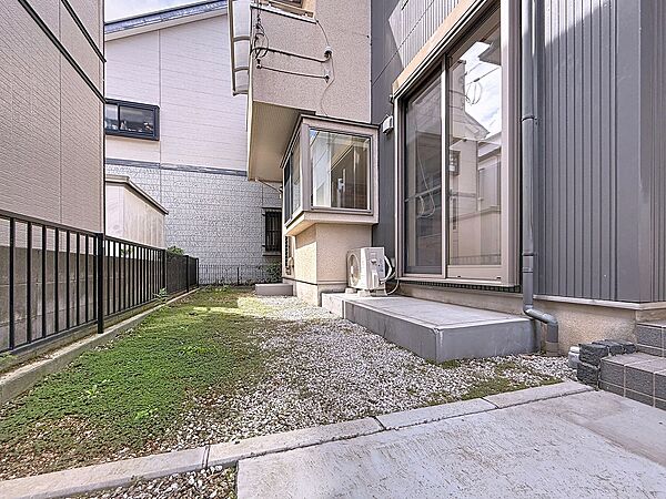 ここに住まわれる人にだけに許された専用のお庭、めまぐるしく過ぎ行く日々の中でゆったりとした休息と癒しを提供してくれる空の下のプライベート空間があります。