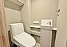 トイレ：清潔感あふれるトイレは、独立した手洗い器と収納スペースを完備。お子様も使いやすい高さで、日々の衛生習慣を快適にサポート。家族みんなが気持ち良く使える空間です。