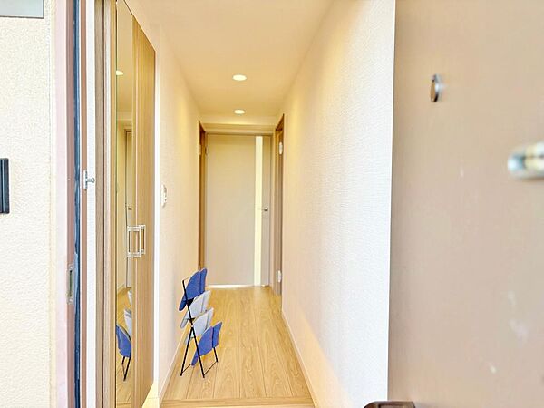 扉を開けると温かな空間が広がる玄関アプローチ。すっきりと整理された廊下は、家族や訪れるゲストを優しく迎え入れてくれます。