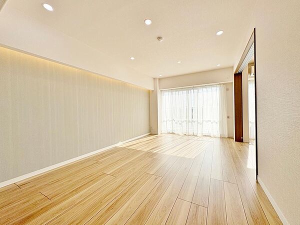 普段は広々としたリビングとして、来客時には個室として柔軟に使い分け可能。家族やペットとゆったり過ごせる、明るく心地よい憩いの場です。