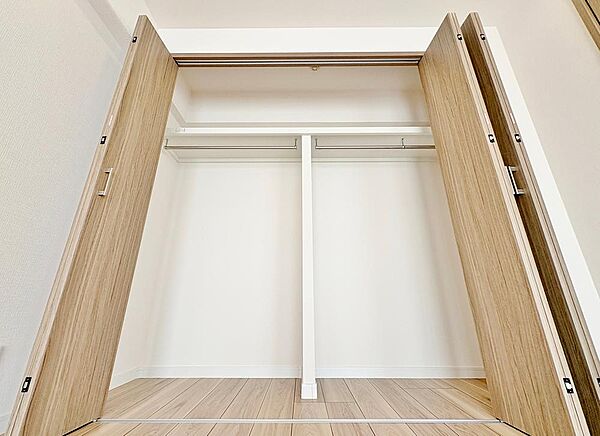 ハンガーパイプと枕棚を備えた使い勝手の良いクローゼット。衣類をしっかり掛けられるだけでなく、上の棚にバッグや小物もすっきり納まります。