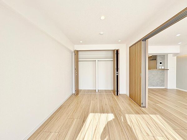 正面には壁一面の大きなクローゼットを完備。服や季節の荷物をしっかり収納できるため、お部屋をいつでもすっきりと広々保てます。