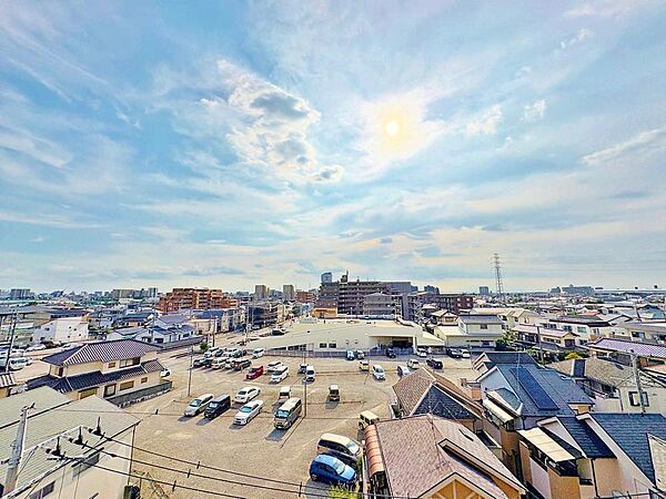 前面に高い建物がなく、プライバシーが保たれた心地よい住環境。青空が広がる素晴らしい景観とともに、ゆったりとした時間を過ごせます。