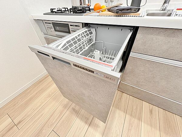 毎日の食器洗いをおまかせできるビルドイン食洗機。食後の片付け時間を短縮し、家族やペットとゆったり寛ぐ時間を増やしてくれる優れものです。