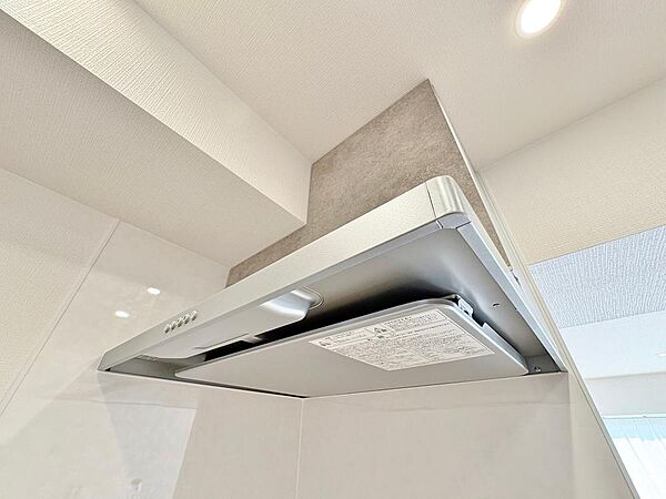 油汚れが拭き取りやすいフラットデザインのスリム型レンジフード。フィルター周りもお手入れがしやすく、いつでも綺麗な状態を手軽にキープできます。