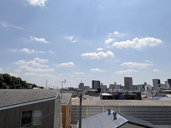 大きな空が広がる開放感の南向きの眺望。大きな遮蔽物がなく陽当り・通風ともに良好で、遠くまで街並みを見渡せます。日中は爽やかな青空、魅力的で快適なロケーションです