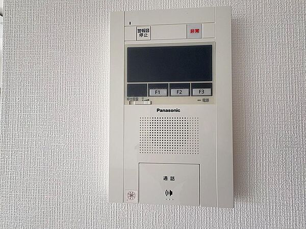 来訪者の姿と声を室内からしっかり確認できるTVモニター付インターホン。応答前に相手を視覚的に確かめられるため防犯性に優れ、留守中の録画機能も備えるなど、毎日の暮らしに安心感をもたらします。