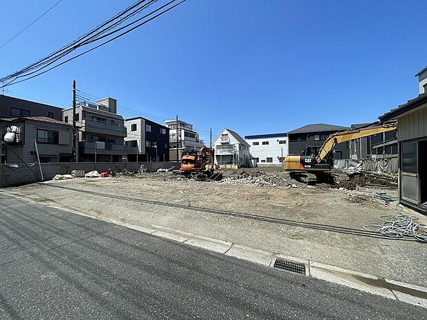 青空が広がる開けた敷地と広々とした前面道路で、陽当たり・通風ともに良好。整った住環境で叶える新しい暮らしです。