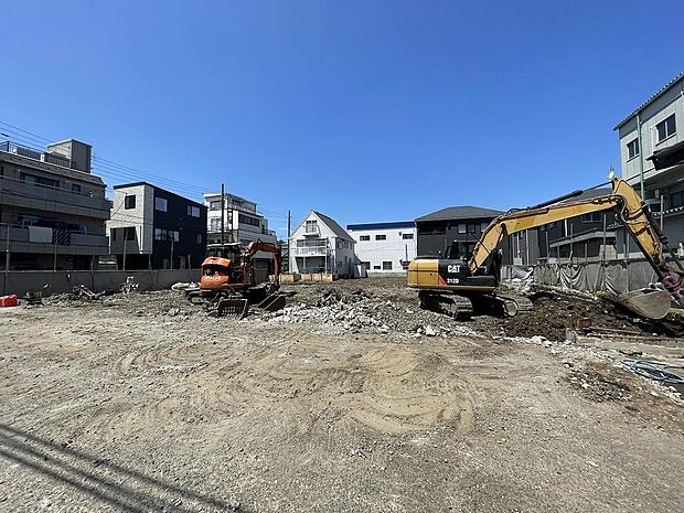 青空のもと順調に開発が進む全8棟の新しい街並み。前面道路が広く開けた敷地は陽当り・通風ともに優れ、開放感たっぷり。