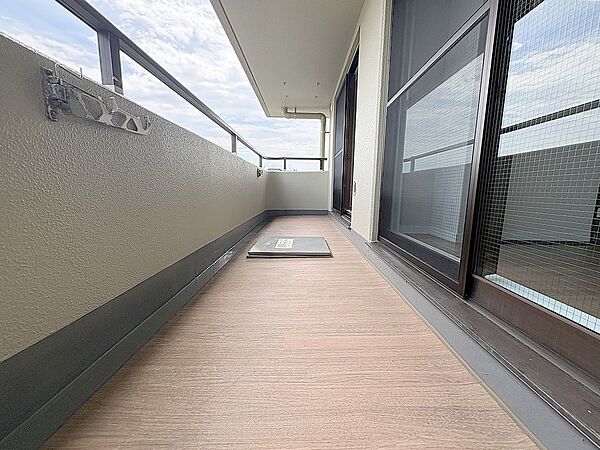 横に広がったバルコニー。お洗濯物を干しても、天気がいい日ならすぐ乾きそう。