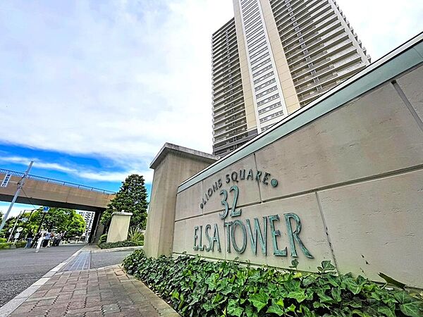 ひと目で心を奪われる、洗練されたマンション外観。高級感あふれるデザインと存在感が、日々の暮らしを華やかに彩ります。