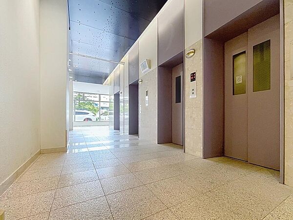 エレベーターを複数基備え、忙しい朝や帰宅時間もスムーズに移動。日々のちょっとした待ち時間を軽減し、快適な暮らしをサポートします。
