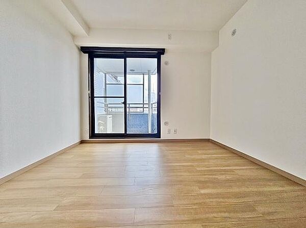 こちらの洋室はきれいな形で、実際に目の当たりにしてみると、より広く感じます。収納スペースは広々となっており、収納が苦手な方にも安心ですね。