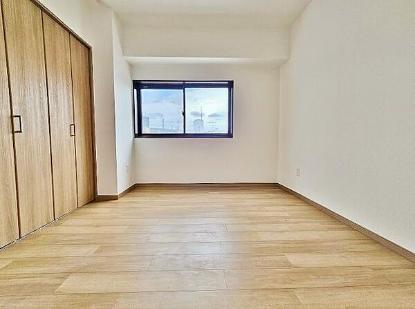 こちらのお部屋は、縦長で奥行きのある間取りとなっております。この形だと、より広く感じられますね。贅沢なお部屋ですね。リビングへのアクセスも可能です。