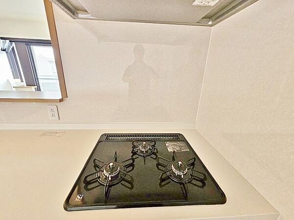 コンロは3口となっております。これなら料理もはかどりそうですね。