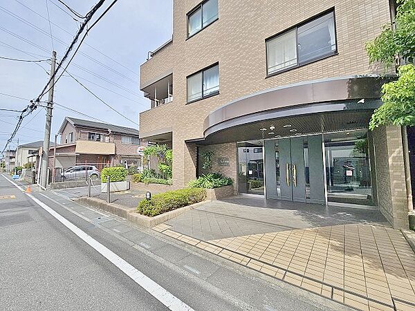 気品のあるタイル張りの外観