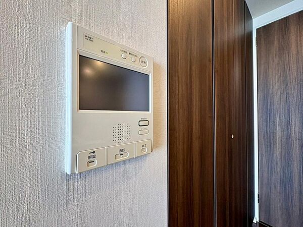 「見える安心」をカタチにしました。誰が来てもわかる様にモニター付きインターホンを設置。家事導線を考慮した個所に設置し、防犯性と利便性に優れ快適と安らぎを合わせた優しい設計。
