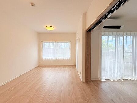 住まいの中心であるキッチンとリビングダイニングは日々のアクセス動線の中で頻繁に出入りする場所なので、広々と明るい空間が広がっている方が望ましいです、実際にご覧頂きご確認下さい。