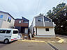 外観：「現地写真」着々と工事が進む明るい開発分譲地。デザイン性の高い建物と落ち着いた街並みが魅力です。
