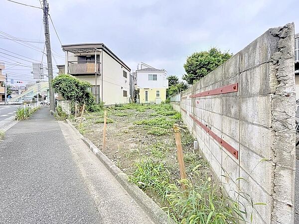 道路との段差が少なく、車の出し入れや建築計画がスムーズに進められる利便性の高い立地です。周囲は落ち着いた住環境が広がり、理想の自由設計住宅を建てるのに適しています。
