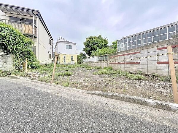 川口駅まで19分。約34坪の売地。周辺環境とのバランスも良く、日当たりや通風にも恵まれた好立地です。