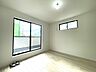 寝室：バルコニーに面した明るいお部屋
