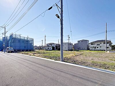 外観:~完成モデル施工例見学受付。~同社施工例の完成施工例のご見学ができますので、現地はまだ未完成ですが、現地での建物配置状況のご説明、完成時のイメージが湧くように完成しているお家へご案内します。 外観:~完成モデル施工例見学受付。~同社施工例の完成施工例のご見学ができますので、現地はまだ未完成ですが、現地での建物配置状況のご説明、完成時のイメージが湧くように完成しているお家へご案内します。