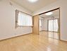 子供部屋：「1階洋室5帖」シンプルな室内は、明るい住空間を造り出すだけでなく、自身でカスタマイズする充実感をもたらしてくれます。※現況の物件写真に、引渡し時のイメージとしてCGによる画像処理がされています。