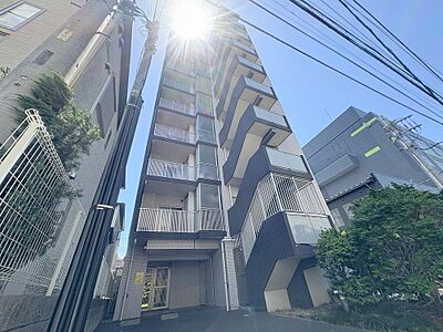 外観:青空に映えるスタイリッシュな外観デザイン。東大宮駅から徒歩3分の好立地に佇むマンションです。陽光をたっぷりと浴びる7階の3方角住戸で、開放感のある新生活を始めませんか。 外観:青空に映えるスタイリッシュな外観デザイン。東大宮駅から徒歩3分の好立地に佇むマンションです。陽光をたっぷりと浴びる7階の3方角住戸で、開放感のある新生活を始めませんか。