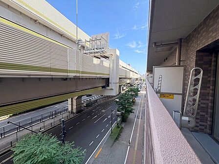 前面道路に面しており、将来にわたって高い建物が目の前に建つ心配が少ない安心の眺望。都市の利便性を享受しつつ、開放的な空間をしっかりと確保した造りです。※掲載写真はAIによる画像加工を施しています。