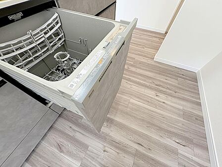 食後の後片付けをサポートする便利な食器洗浄乾燥機を搭載手洗いに比べて節水効果が高く、高温洗浄で衛生面も安心です家事の負担を軽減し、食後の家族とのゆとりある時間を増やしてくれます