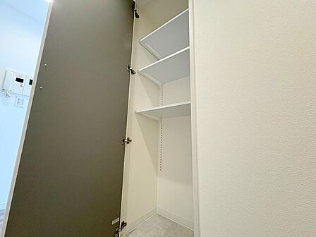 洗面室 収納可動棚棚の高さを変えられる可動棚付きで、タオルの買い置きや洗剤類、背の高い備品まで無駄なくすっきり整理可能扉付きのため生活感を隠し、洗面室を常に清潔な印象に保てます