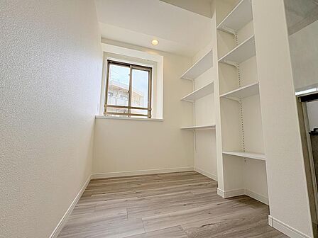 キッチン奥に広がるゆったりとしたパントリースペース小窓から自然光が入る明るい空間で、食品ストックや調理家電をすっきり整理整頓できます家事効率をぐっと高めてくれる頼もしい収納です