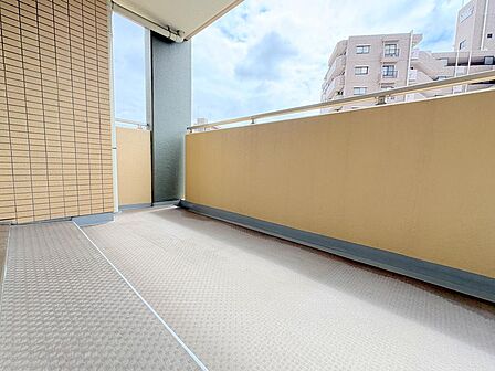 バルコニー面積 18.5平米奥行きにゆとりがあり、洗濯物や布団も広々と干せます南西向きにつき陽当り・通風ともに良好で、あたたかな光が差し込む快適な屋外空間を楽しめます