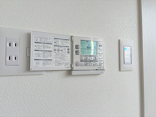 足元からお部屋全体を心地よく温める床暖房風を出さないためホコリが舞い上がらず、乾燥を抑えて清潔で快適な室内環境を保ちます寒い季節も素足で心地よく過ごせる、魅力的な暖房設備です