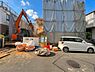 外観：自然色の外壁や綺麗に整えられているエクステリアに目を引きます。家の建物自体がしっかりとした構造で、安心と耐久性が感じられます。人々は通り過ぎるたびに、家の魅力に引かれ心躍る気持ちになります。