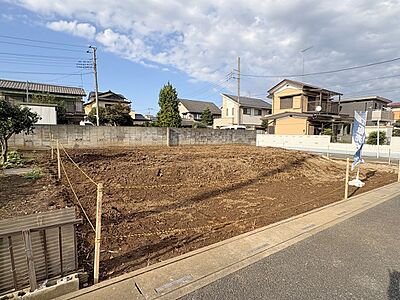 外観:南西側から撮影。JR高崎線「上尾」駅バス15分「白樺通り入口」停歩6分。2026年10月初旬撮影。 外観:南西側から撮影。JR高崎線「上尾」駅バス15分「白樺通り入口」停歩6分。2026年10月初旬撮影。