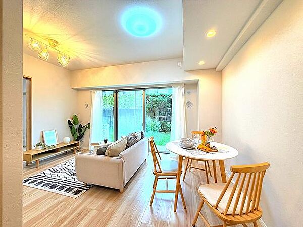 ～Ｌiving room～優しくリビングに注ぐ日差しはまるで「陽だまり」の様な暖かさ。高い断熱性はエアコンを使いすぎず快適な居住空間を創造しています。※家具は付きません