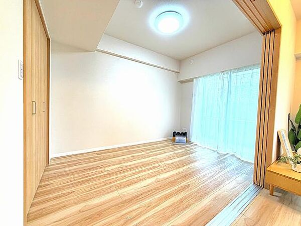 ～Bed room～バルコニーから陽当たりが差し込みますので、日中は電気など必要ない明るさとなっております。