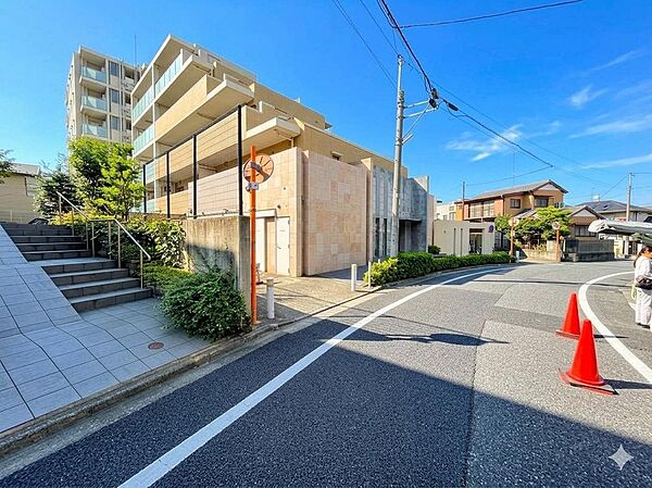 時代の流れに惑わされないシックなカラートーンで街並みに溶け込む外観は、主張し過ぎず、また平凡になり過ぎず絶妙なコントラストで輝きを放ちます。