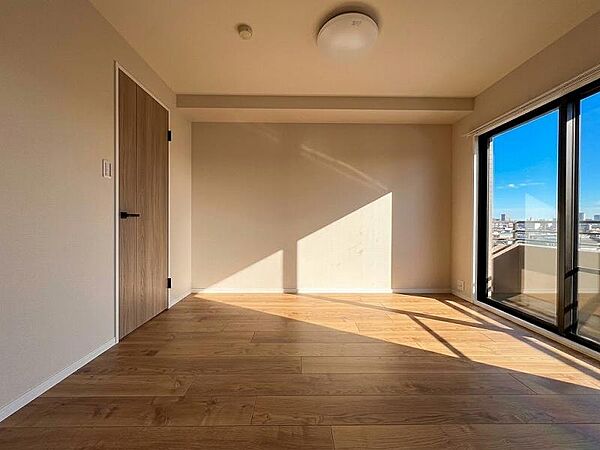 自然光が豊かに差し込む空間で落ち着いた雰囲気を演出しております。この居室で過ごす時間は、心地よさと安らぎを感じる特別な時間となります。