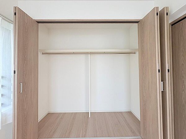 玄関やキッチン、居室にはそれぞれ収納スぺースがあり、使い方も自由。オシャレなアクセントクロスなども採用されており、何か飾りたくなるような空間です。