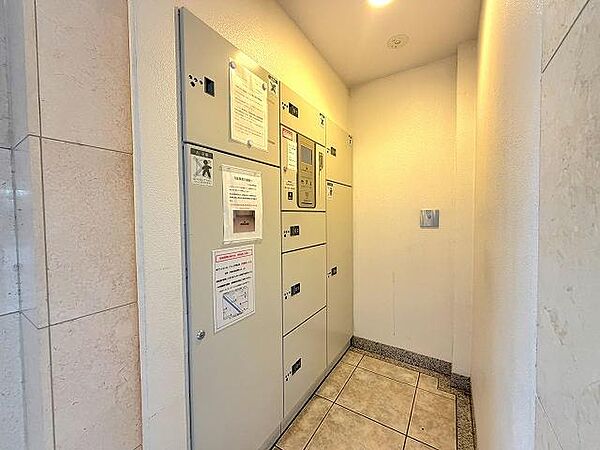 「宅配ボックス」お仕事でお帰りが遅い方にも、ご夫婦でお仕事されている方にも、確実にお荷物の受け取りが出来るので安心です。