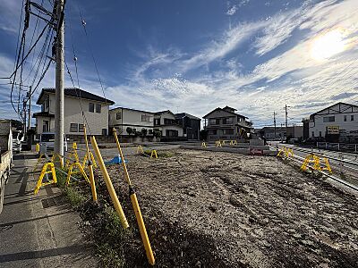 外観:4号棟。東武伊勢崎線「新田」駅徒歩18分。ゆとりある公道に面した開放感のある立地。2026年9月中旬撮影。 外観:4号棟。東武伊勢崎線「新田」駅徒歩18分。ゆとりある公道に面した開放感のある立地。2026年9月中旬撮影。