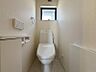 トイレ：白を基調とした清潔感あふれるトイレ空間。