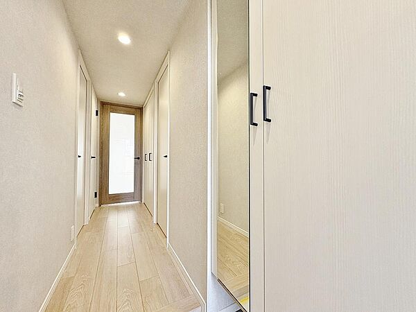 上質感漂う玄関と廊下。居住者の帰り、訪れる方を優しく迎える・安らぎに満ちた生活空間を予感させる。健やかな暮らしを楽しめそう。