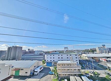 周辺には高いマンションも少ないので、視線をさえぎらない開放感あふれる眺望。特に天気のいい日には、青々としたきれいな空が広がります。