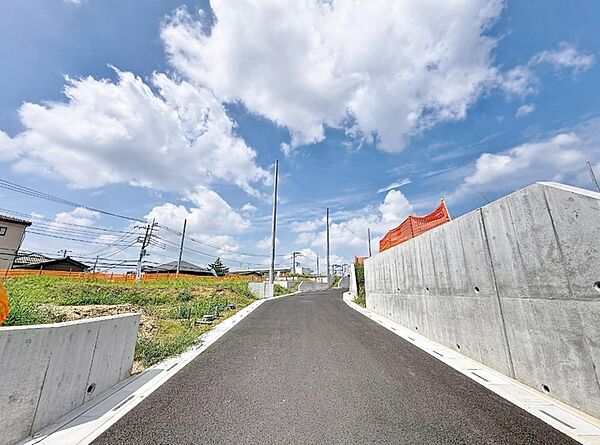 ～南ひな壇造成～1区画34坪のゆとりある敷地。通り抜け交通を抑えた街区設計。高台へ続く南ひな壇造成。道路からの視線を遮り、住む方のプライバシーを守ります。全区画建築条件なし土地分譲。